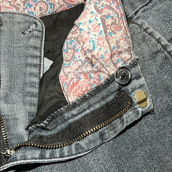 Blue Jean Shorts with Tailored Fit and Dark Wash - Picture 6 of 8